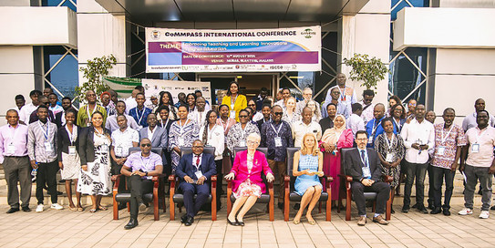 Gruppenbild MUBAS Ein Gruppenbild von vielen Menschen, im Hintergrund der Schriftzug "CoMMPASS"