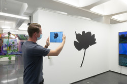 Besucher testet eine interaktive Kunstinstallation mit Tablet