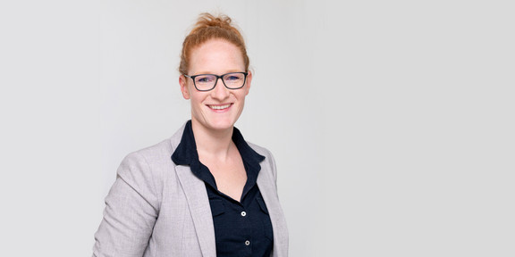 JProf. Anna-Lena Scherger Ein Porträtbild von einer Frau JProf. Anna-Lena Scherger vor einem weißen Hintergrund.