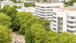 6: Bio- und Chemieingenieurwesen Das Gebäude der Fakultät Bio- und Chemieingenieurwesen ist von grünen Bäumen umgeben.