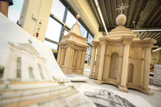 Holzmodelle in der Modellbauwerkstatt Zwei Holzmodelle aus der Modellwerkstatt, die einer Kapelle ähneln.