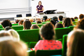 Studierende sitzen zum Studienstart in einer Vorlesung.