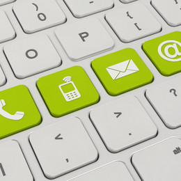Auf einer weißen Tastatur sind vier Tasten grün eingefärbt. Darauf zu sehen sind Symbole für ein Telefon, ein Mobiltelefon, ein Briefumschlag und ein "at"-Zeichen.