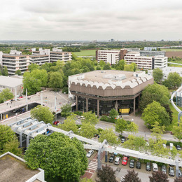 Bibliothek und Mensabrücke von oben 