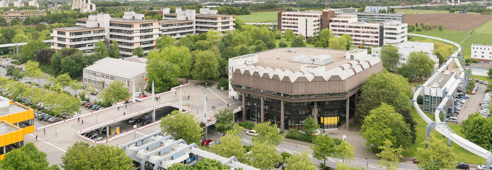 Bibliothek und Mensabrücke von oben 