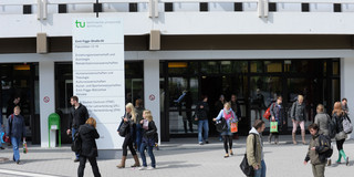 Building "Emil-Figge-Straße 50" Students entering the EF 50 building