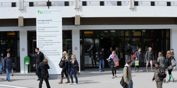 Building "Emil-Figge-Straße 50" Students entering the EF 50 building