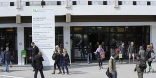 Studierende laufen in das Gebäude der Emil-Figge-Str. 50