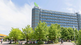 Mathetower mit Bäumen im Sommer
