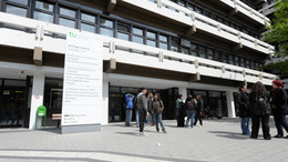 14: Humanwissenschaften und Theologie Eingang der Emil-Figge-Str. 50 seitlich fotografiert. Mit Studenten und der Stele mit allen Fakultäten