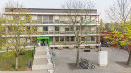 Referat Internationales Studierendensekretariat Emil-Figge-Str. 61 mit frühblühenden Bäumen