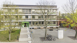 Studierendensekretariat Emil-Figge-Str. 61 mit frühblühenden Bäumen