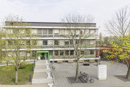 Studierendensekretariat Emil-Figge-Str. 61 mit frühblühenden Bäumen