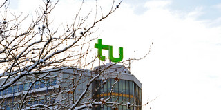 Gebäue der TU Dortmund im Winter Ein Gebäude mit TU Dortmund Logo und mit Schnee bedeckte Äste.