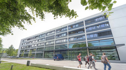 7: Maschinenbau Bäume und Rasenfläche im Vordergrund, im Hintergrund das neue Maschinenbaugebäude drei