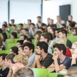 Studierende sitzen in einer Vorlesung im Hörsaal.