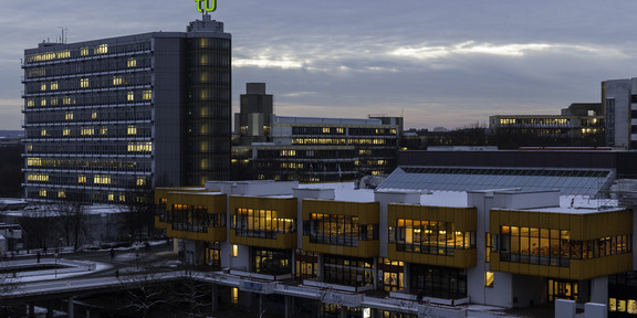 Mathetower und Mensa beleuchtet im Winter 