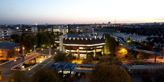 Bibliothek und Mensabrücke bei Nacht hell beleuchtet